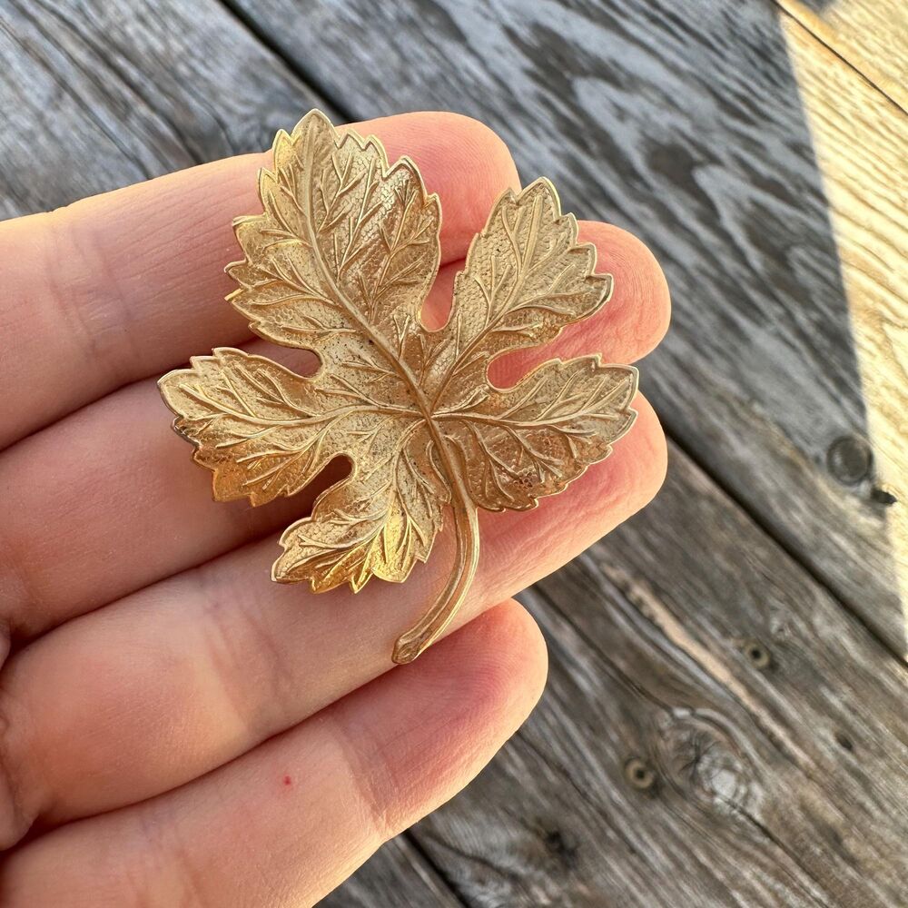 Vintage Jewelry Gold Tone Leaf Brooch Pin